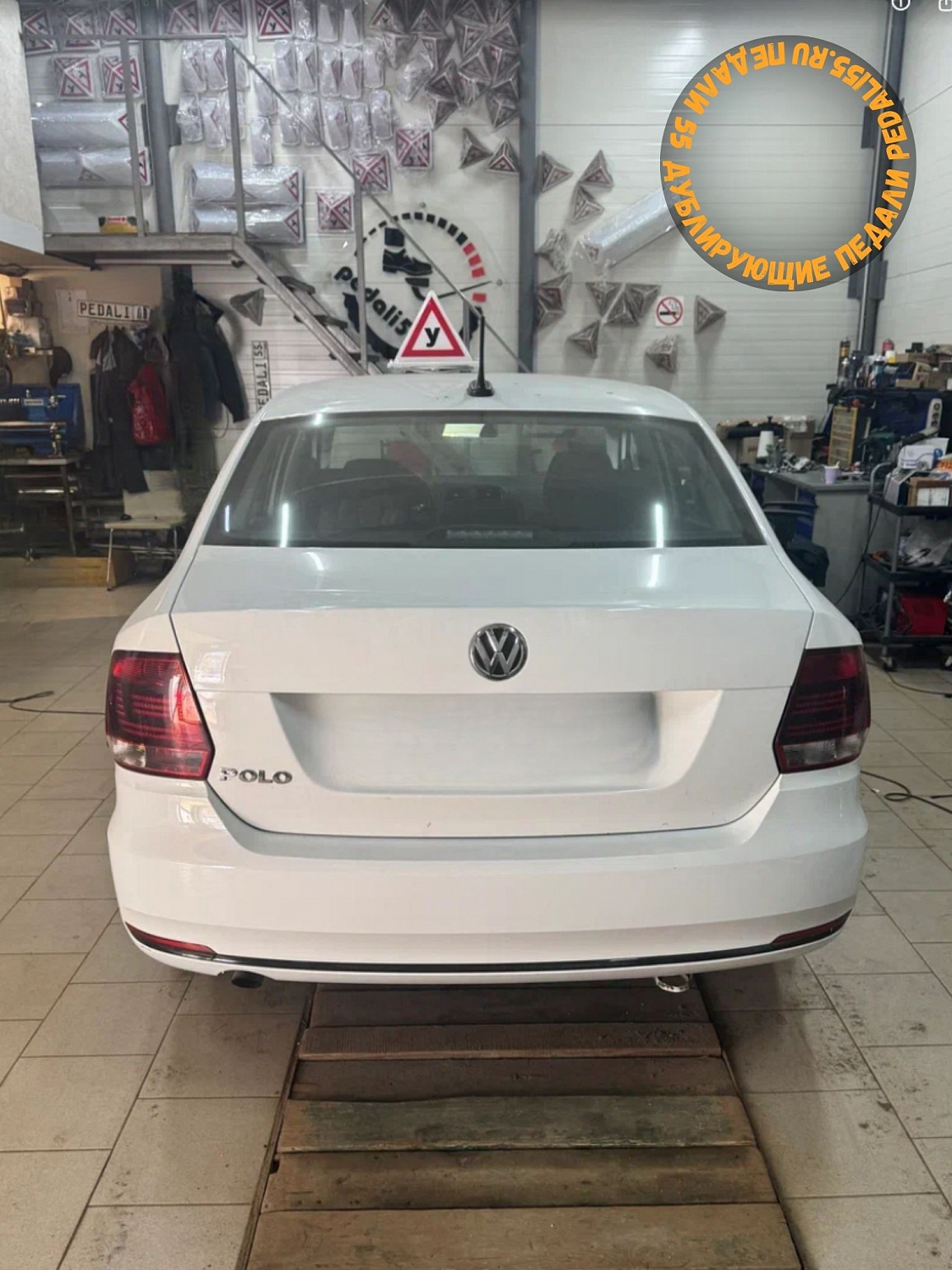 Установка тяговых дублирующих педалей в Volkswagen Polo (АКПП)